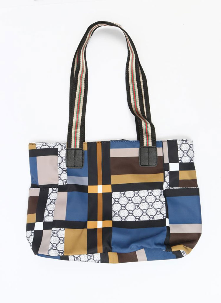 Praktyczność dużych toreb na ramię podczas podróży